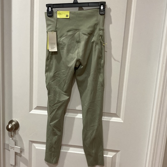 In Motion High Rise Leggings - Picture 2 of 11